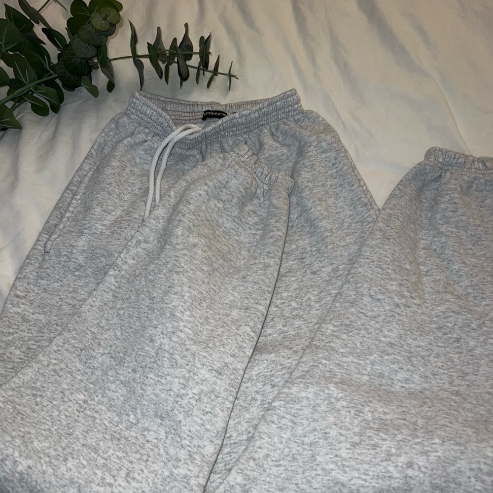 ✨COZY✨sweatpants, in a size small, lightly worn